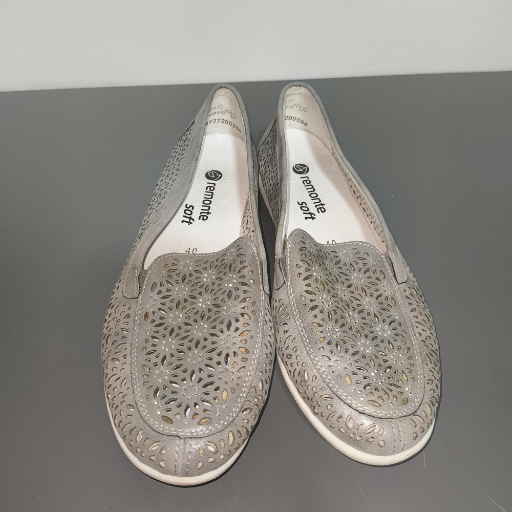 Remonte Women's Gray Perforated Flats